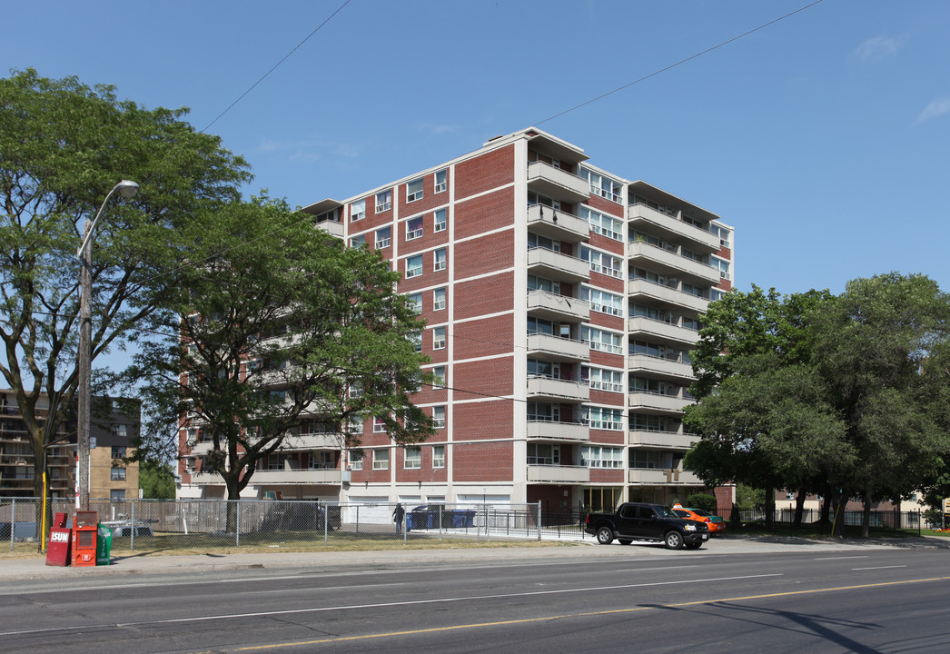 Bombay Court in Toronto, ON - Building Photo