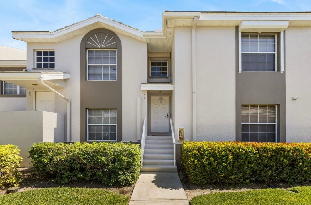 3730 Fieldstone Blvd in Naples, FL - Building Photo