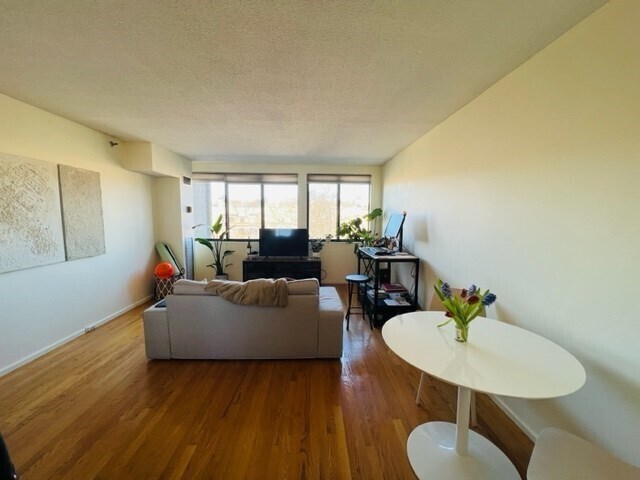 1731 Beacon St, Unit 425 in Brookline, MA - Foto de edificio - Building Photo