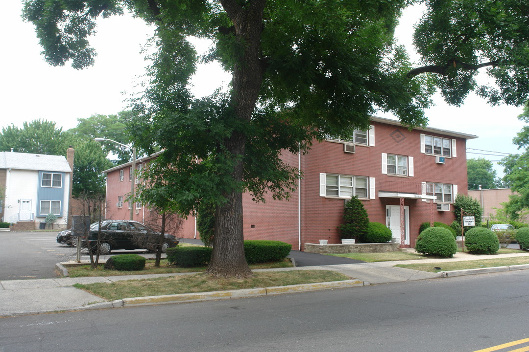 322 E Elizabeth Ave in Linden, NJ - Building Photo