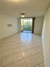 8363 Lake Dr in Doral, FL - Building Photo - Building Photo