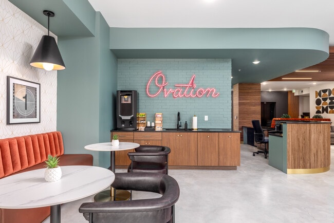 Ovation Apartments in Hopkins, MN - Foto de edificio - Building Photo