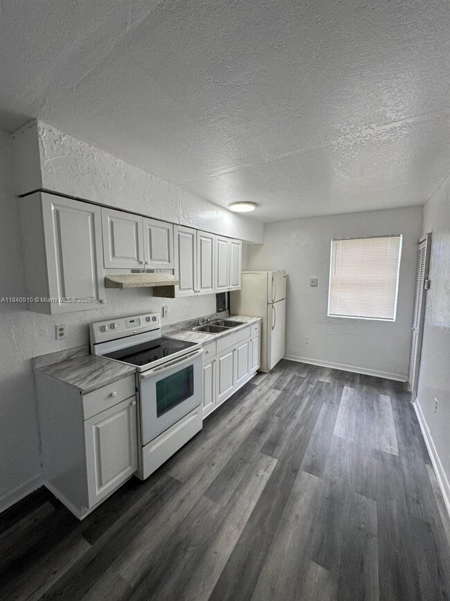 3221 NW 48th St in Miami, FL - Building Photo - Building Photo
