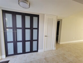 8110 Sunrise Lakes Blvd-Unit -209 in Sunrise, FL - Foto de edificio - Building Photo