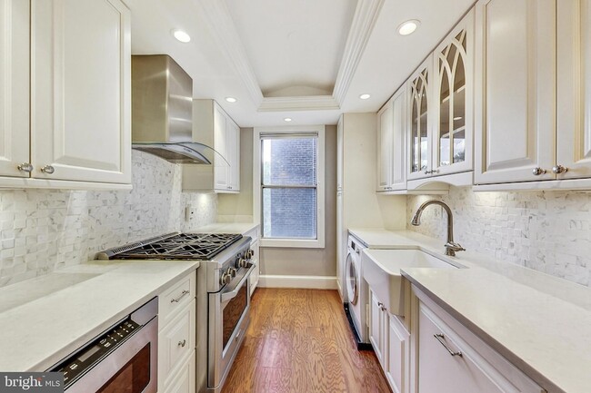 3900 Cathedral Ave NW in Washington, DC - Foto de edificio - Building Photo