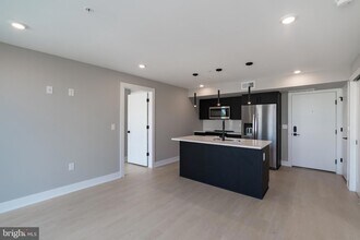 6604 Ridge Ave, Unit 309 in Philadelphia, PA - Foto de edificio - Building Photo