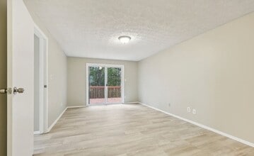 2080 Singer Way in Lithonia, GA - Foto de edificio - Building Photo