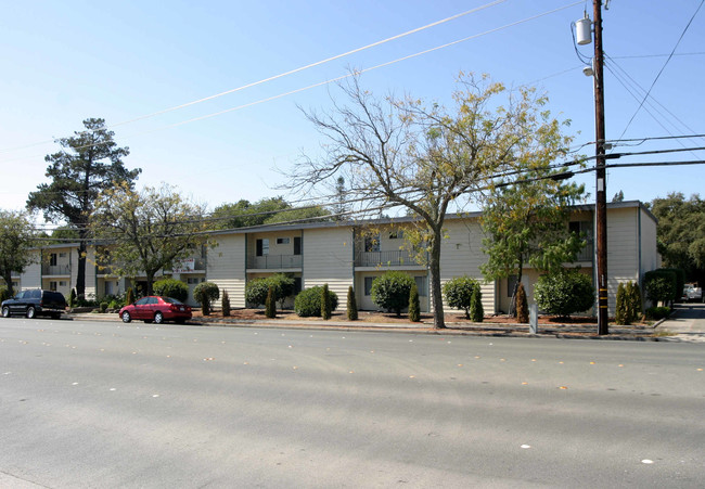Brush Creek Apartments in Santa Rosa, CA - Foto de edificio - Building Photo