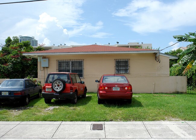 240 SW 12th St in Miami, FL - Building Photo - Building Photo