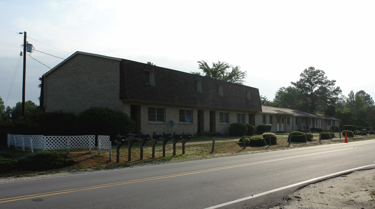 295-309 Chapel Hill Rd in Spring Lake, NC - Foto de edificio