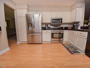 10266 Huntington Park Dr in Strongsville, OH - Building Photo - Building Photo