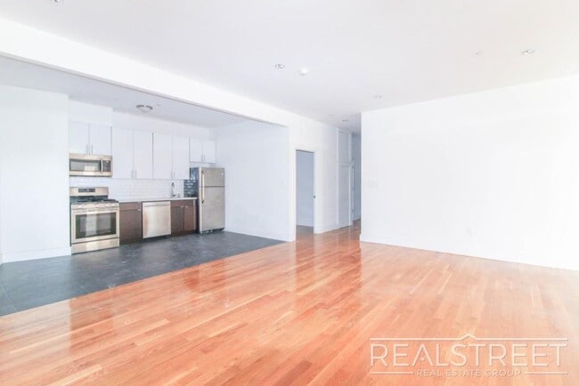 LUXURY 2 Bed LOFT in Queens! in Queens, NY - Building Photo - Building Photo