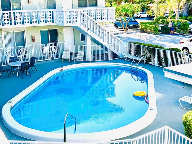 3230 NE 13th St, Unit 103 in Pompano Beach, FL - Building Photo - Building Photo