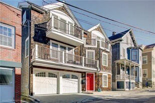 4 Barney St in Newport, RI - Building Photo