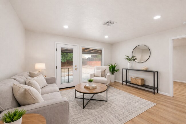 5162 Ewing St in San Diego, CA - Building Photo - Building Photo