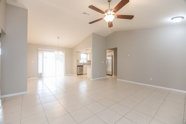 625 SE 9th Ave in Cape Coral, FL - Building Photo - Building Photo