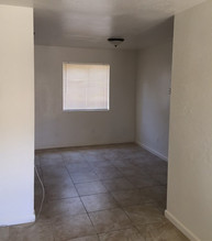 108 W E St in Tehachapi, CA - Building Photo - Interior Photo