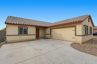 565 W Black Hawk Pl in Casa Grande, AZ - Building Photo - Building Photo