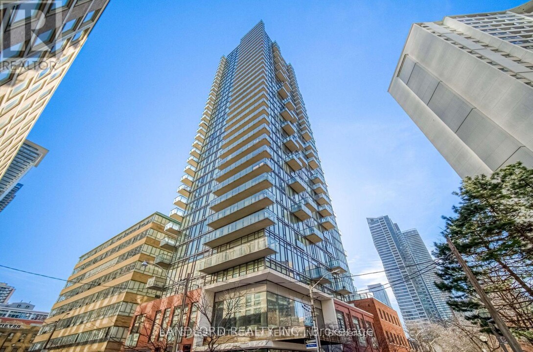 75-1875 St Nicholas St in Toronto, ON - Building Photo