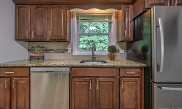 921 Farmington Dr in Cheshire, CT - Building Photo - Building Photo