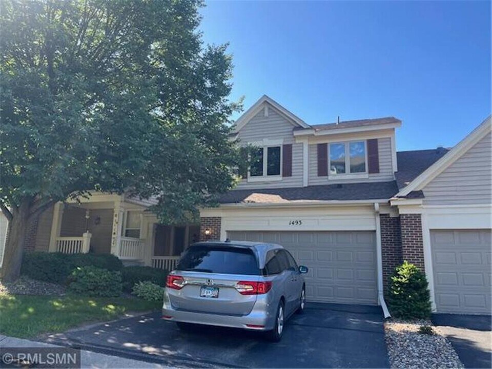 1493 Summit Shores Dr in Burnsville, MN - Building Photo