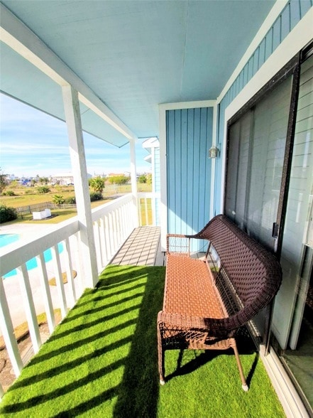 500 Tiki Dr, Unit 209C in Tiki Island, TX - Foto de edificio - Building Photo