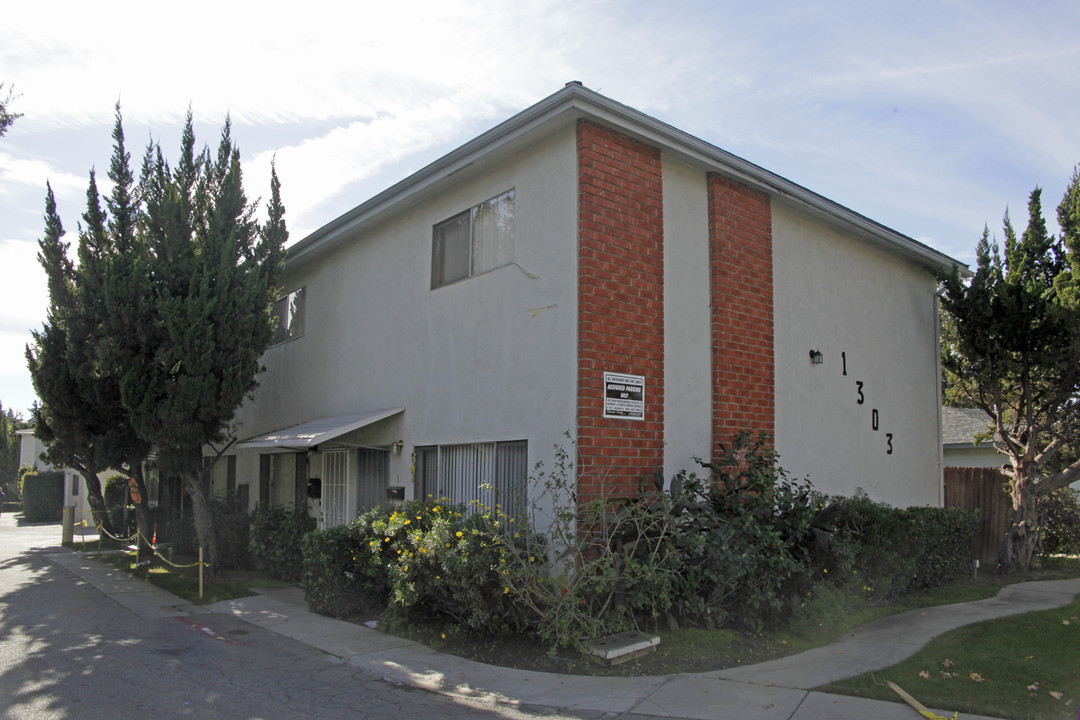 1303 W I St in Ontario, CA - Building Photo