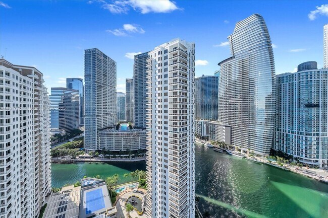 900 Brickell Key Blvd in Miami, FL - Building Photo - Building Photo