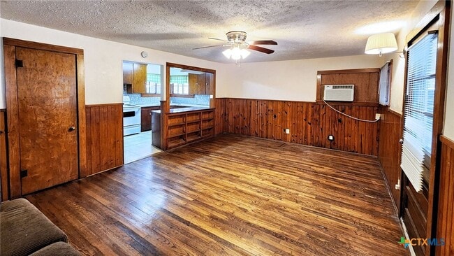 1432 N Walnut Ave in New Braunfels, TX - Foto de edificio - Building Photo