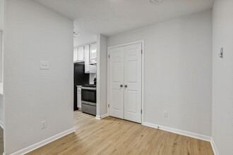 Garrett Gardens Apartments in Dallas, TX - Foto de edificio - Building Photo