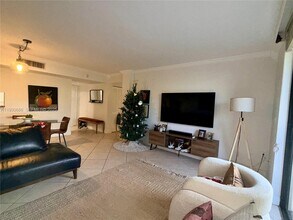 8065 SW 107th Ave in Miami, FL - Building Photo - Building Photo