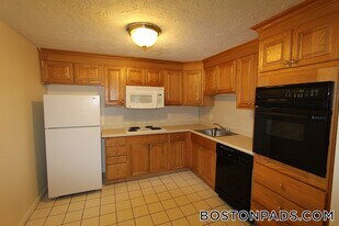 46 Dean St, Unit G in Norwood, MA - Building Photo