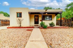 242 Anita Pl in Santa Fe, NM - Building Photo