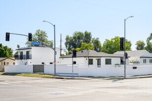 18060 W Oxnard St in Encino, CA - Building Photo