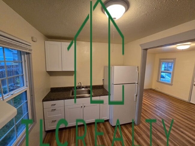 property at 1001-1021 SE Chicago St