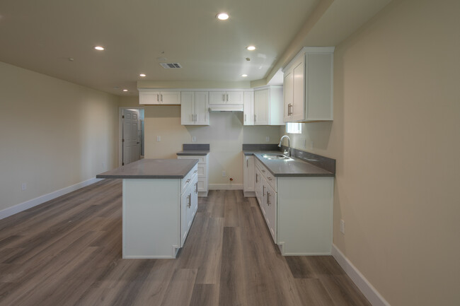 1820 Orchard Ave in Los Angeles, CA - Building Photo - Interior Photo