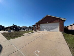 5752 Talons Crest Cir in Fort Worth, TX - Foto de edificio - Building Photo