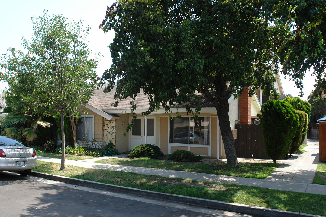 6172 Warner Ave in Huntington Beach, CA - Foto de edificio