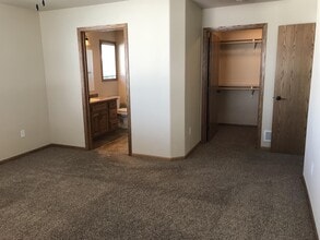 1415 Sharloh LP in Bismarck, ND - Building Photo - Building Photo