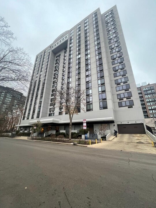 1221 N Dearborn St, Unit 1409N in Chicago, IL - Building Photo