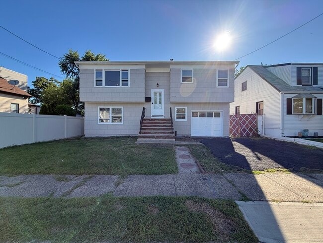 1243 Whelan Pl in Rahway, NJ - Foto de edificio - Building Photo