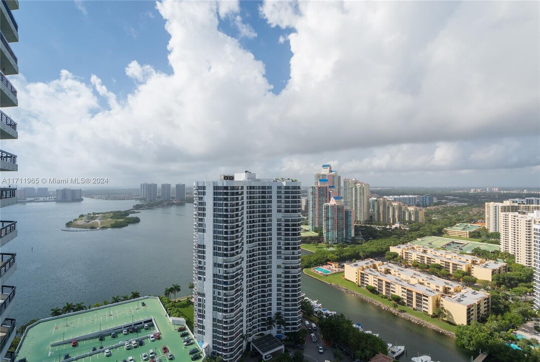 3500 Mystic Pointe Dr in Miami, FL - Building Photo