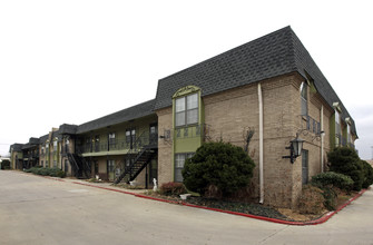 Versailles Apartments in Tulsa, OK - Foto de edificio - Building Photo