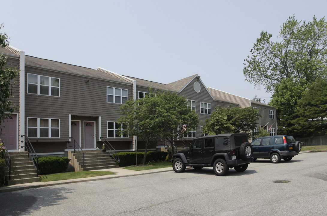 40 Herbhill Rd in Glen Cove, NY - Building Photo