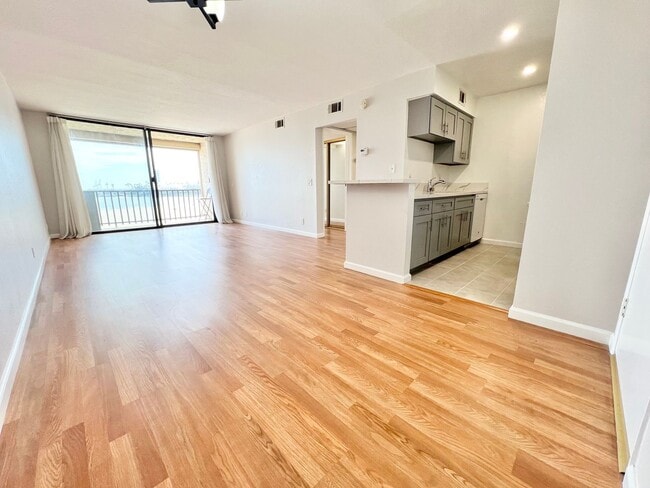 1140 E Ocean Blvd in Long Beach, CA - Building Photo - Building Photo