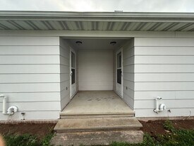 207-211 Maple St in Seymour, WI - Building Photo