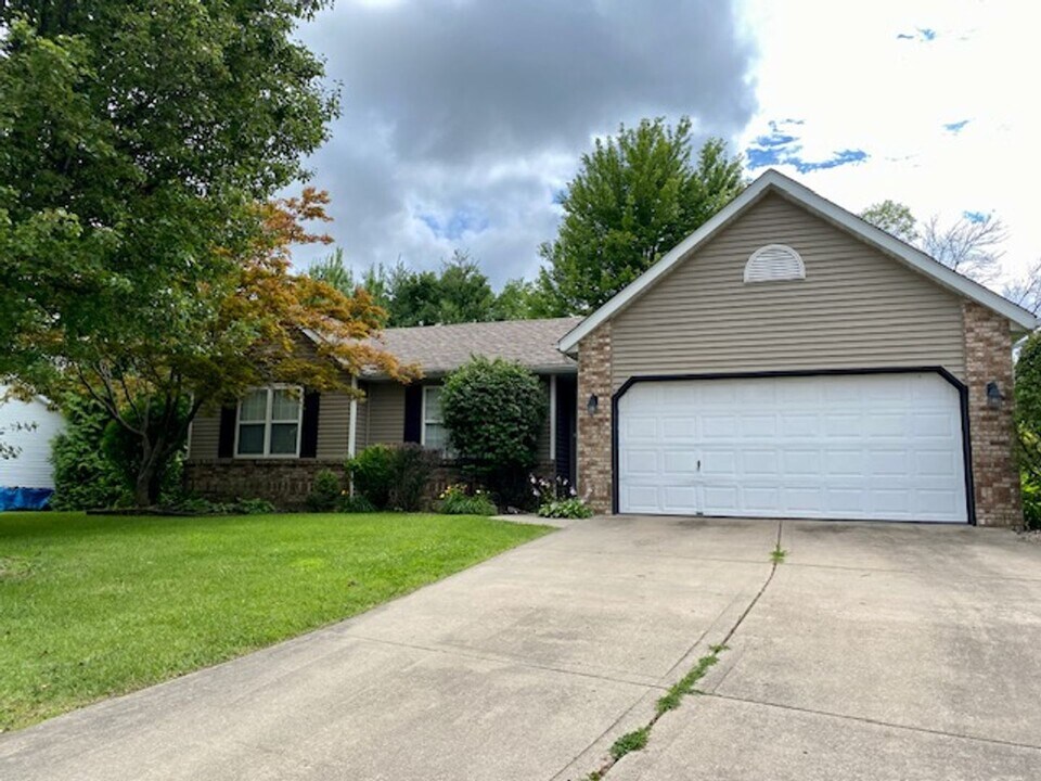 812 Woodland Dr in Maryville, IL - Building Photo