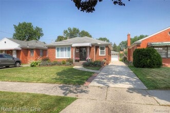 8126 Dale St in Dearborn Heights, MI - Building Photo - Building Photo