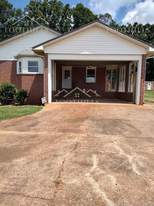 300 Bill Mouchet Rd in Starr, SC - Building Photo