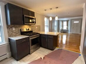 107 Ferry St in Easthampton, MA - Foto de edificio - Building Photo